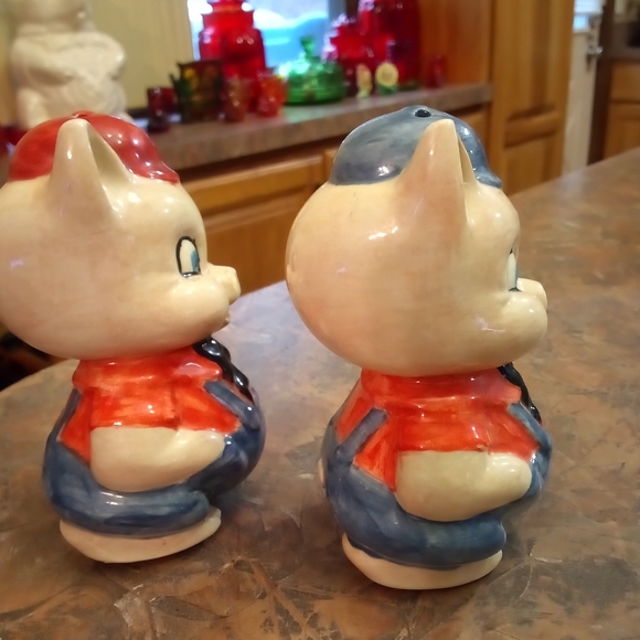 Charming Pigs In Overalls With Red Hats Ceramic Salt and Pepper Shakers. - Picture 5 of 9